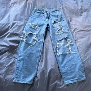 Ripped loose fitting jeans